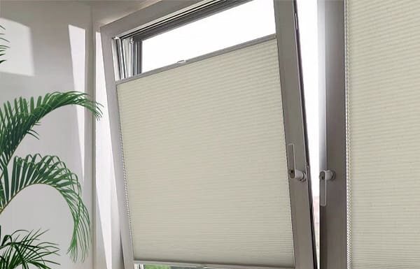Verduisterend of lichtdoorlatend? Zo kies je de juiste raamdecoratie